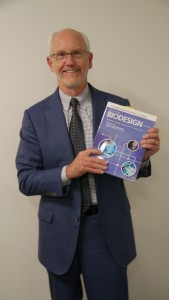 Biodesignテキスト（翻訳版）を持つ原著著者のDr Paul Yock